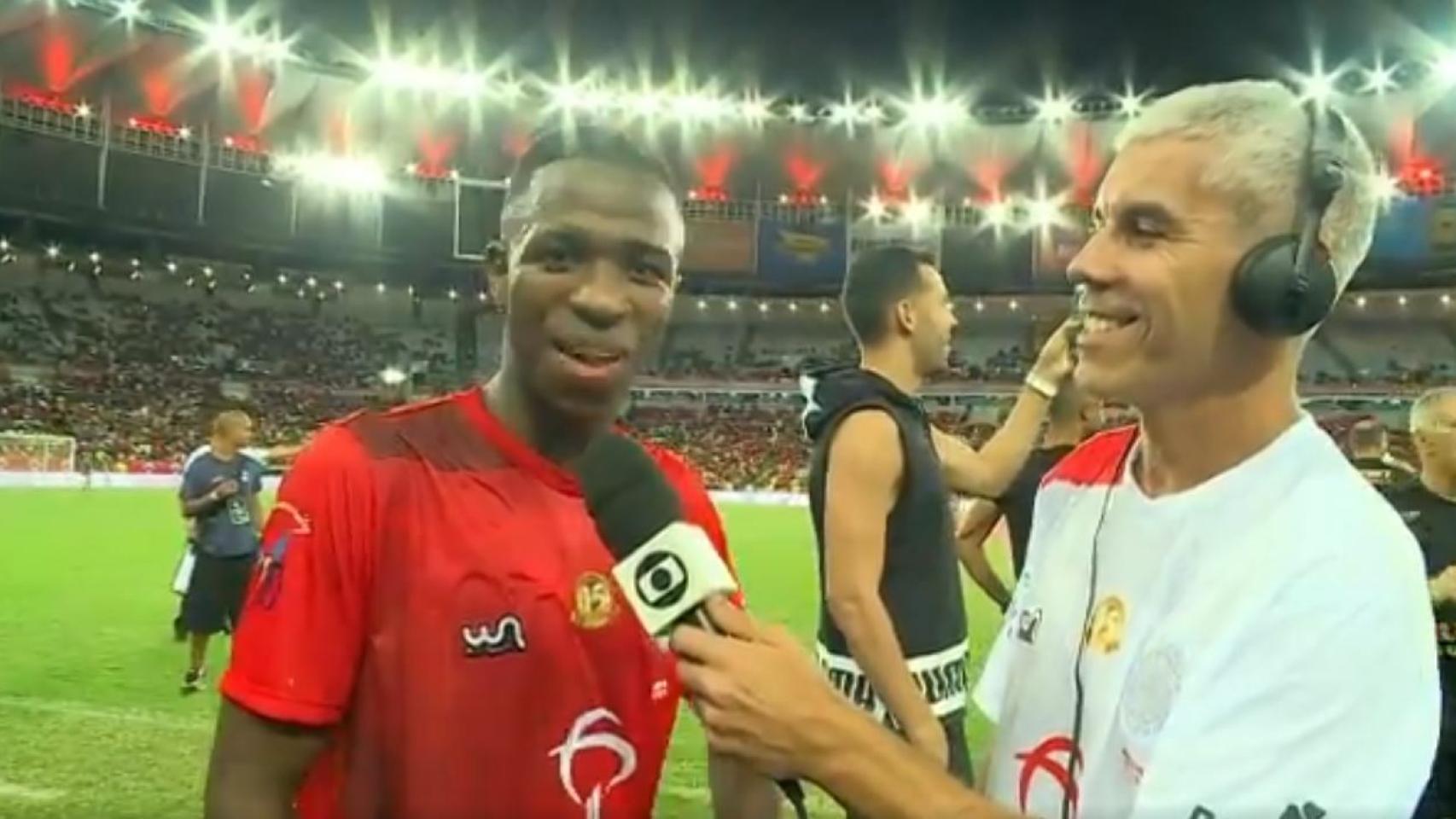 Vinicius cantando en Maracaná