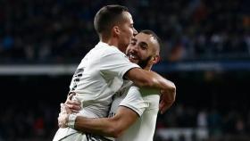 Benzema y Lucas Vázquez celebran un gol del Madrid