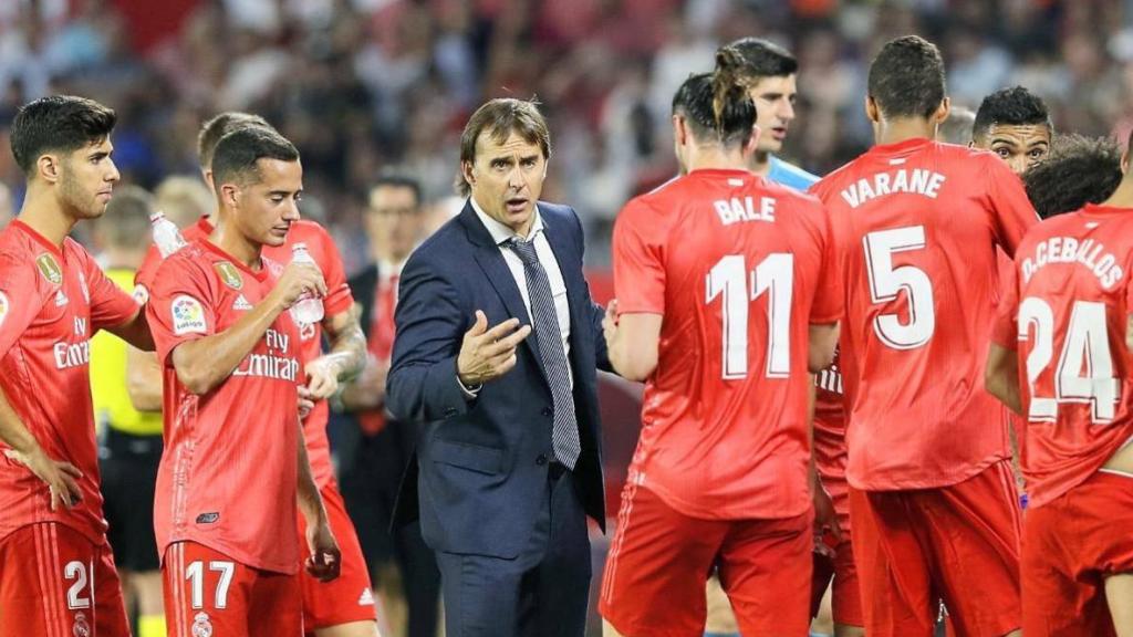 Lopetegui da una charla en el partido contra el Sevilla