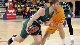 Thomas Walkup juega la pelota ante Albert Oliver en el Herbalife Gran Canaria - Zalgiris Kaunas de la Euroliga