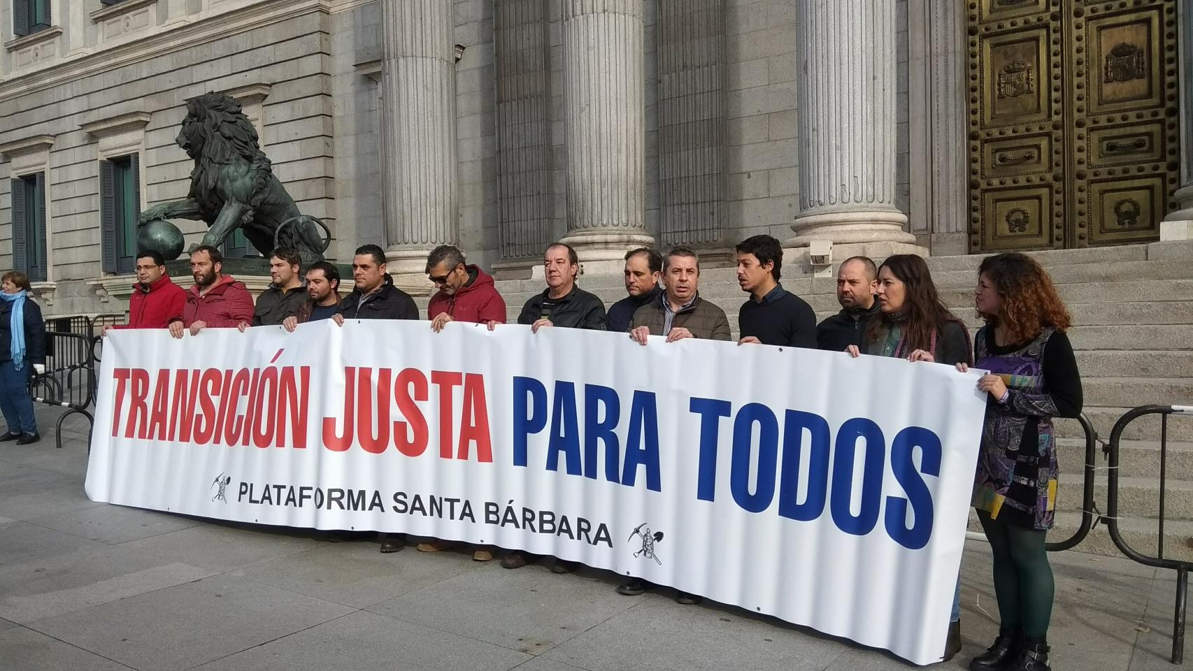 Diputados de Podemos, junto a trabajadores de subcontratas mineras, ante las puertas del Congreso.