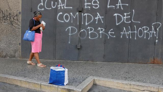 Los venezolanos necesitan dos meses de sueldo para pagar la cena de Nochevieja