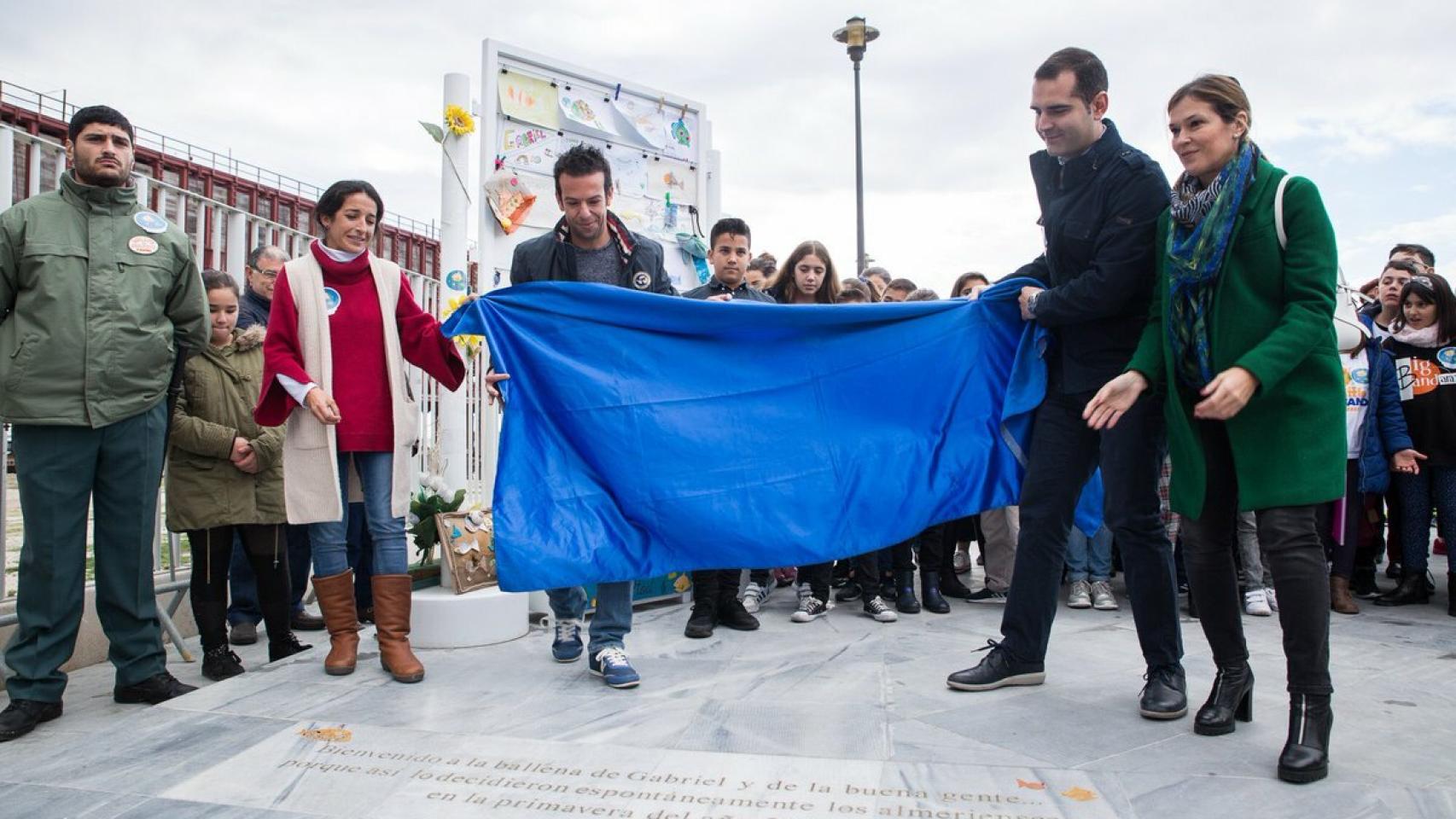 Los padres de Gabriel descubren la placa en honor a su hijo.