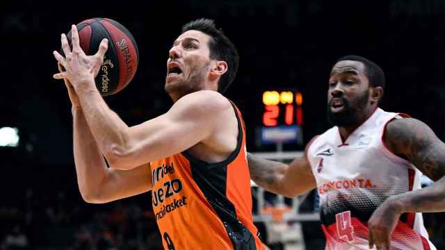 Sam Van Rossom, del Valencia Basket, apunto de lanzar en el partido contra Tecnyconta Zaragoza