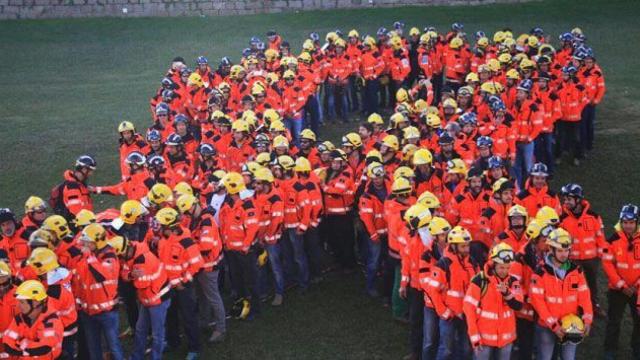 Bomberos catalanes, haciendo la figura de un lazo en protesta por los políticos presos.