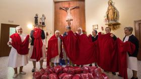 Las monjas posan con las mantas que les ha regalado el empresario sevillano Álvaro Moreno.