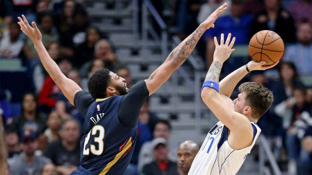 Anthony Davis puntea el tiro de Doncic