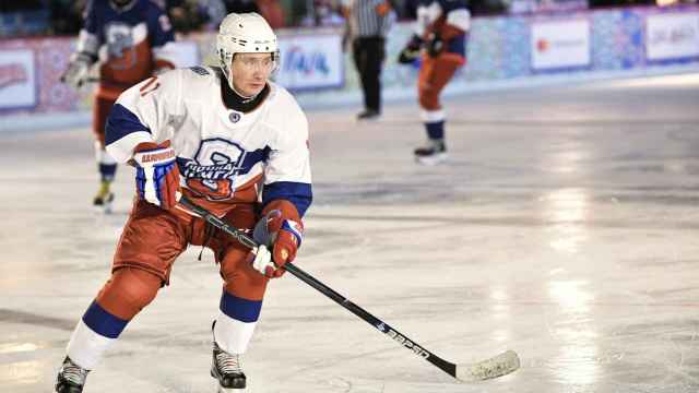 Vladimir Putin jugando al hockey en Moscú