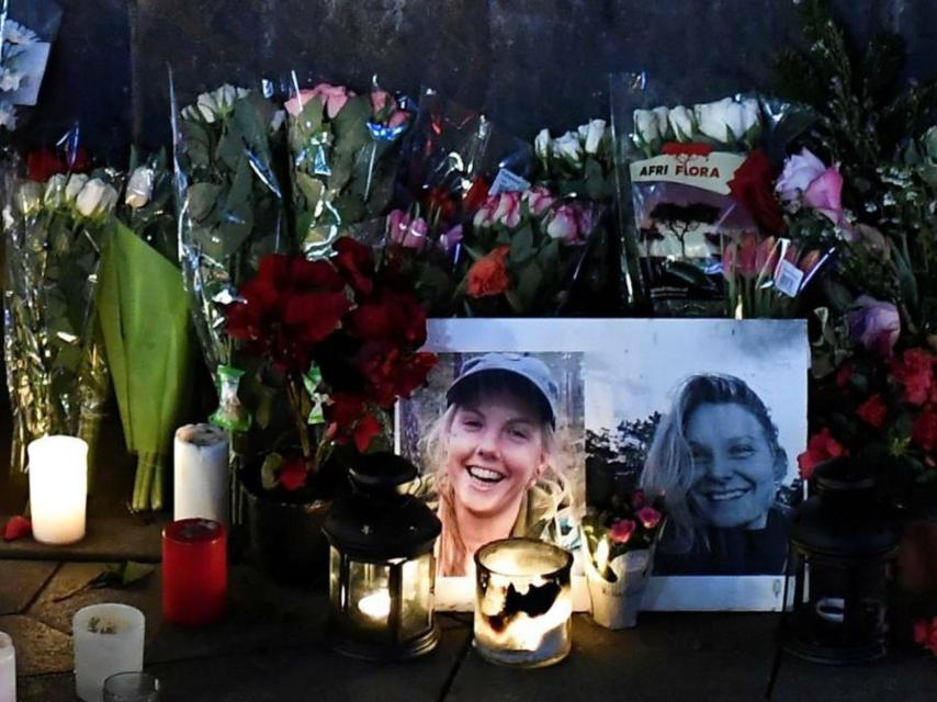 Varias personas encienden velas durante una vigilia en honor a las dos turistas escandinavas asesinadas en Marruecos.
