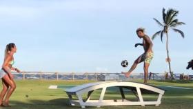 Neymar jugando al fútbol mesa junto a Natalia Guitler.