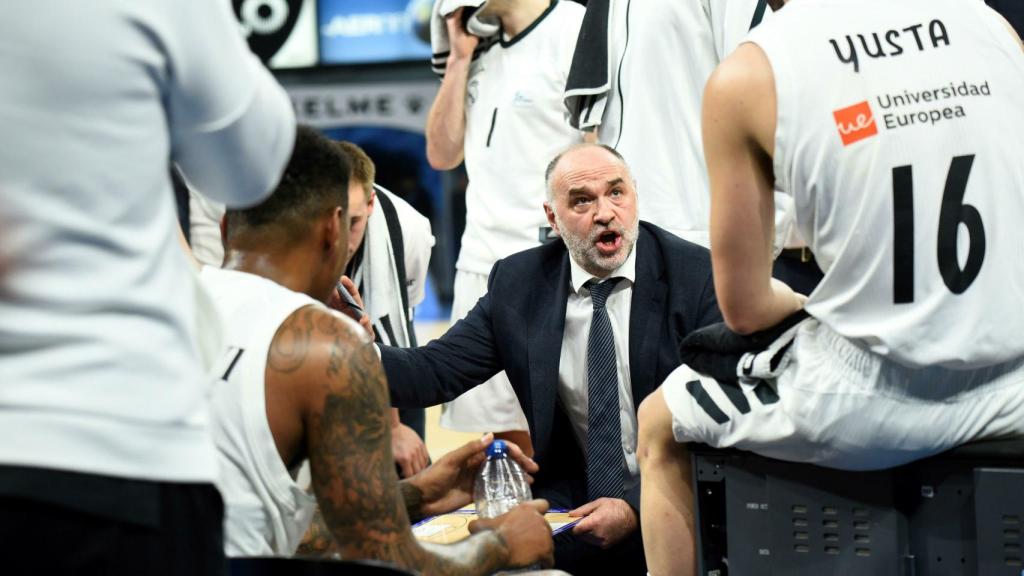 Pablo Laso da órdenes a los suyos en un tiempo muerto frente al Baskonia