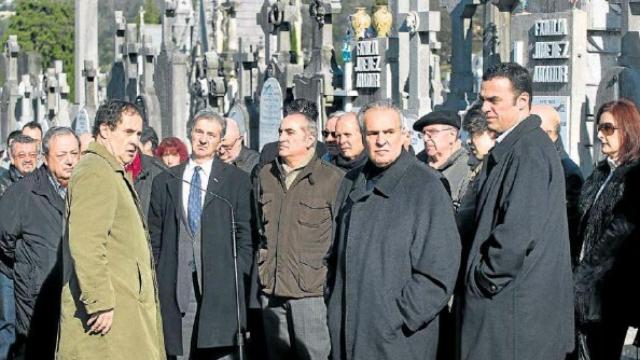 Enrique Múgica y los hijos de Fernando, durante un homenaje en el cementerio de San Sebastián.