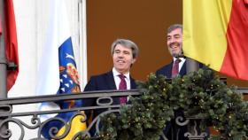 El presidente canario, Fernando Clavijo (d), y el de la Comunidad de Madrid, Ángel Garrido (i).