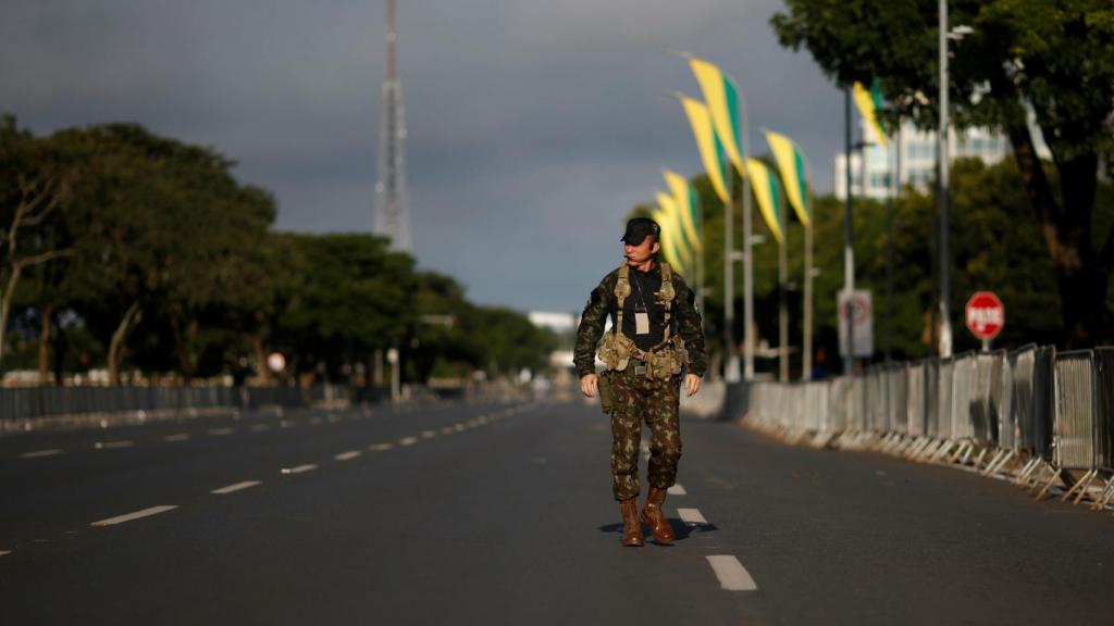 Un militar durante la preparación de la seguridad de la ceremonia de investidura.