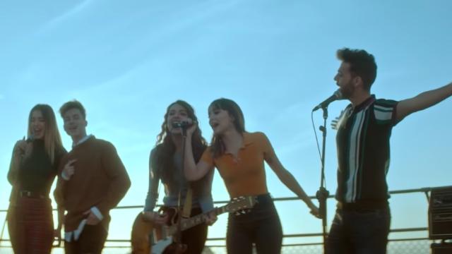 Lola Índigo, Raoul, Ana Guerra, Aitana y Agoney en el anuncio de Coca-Cola.