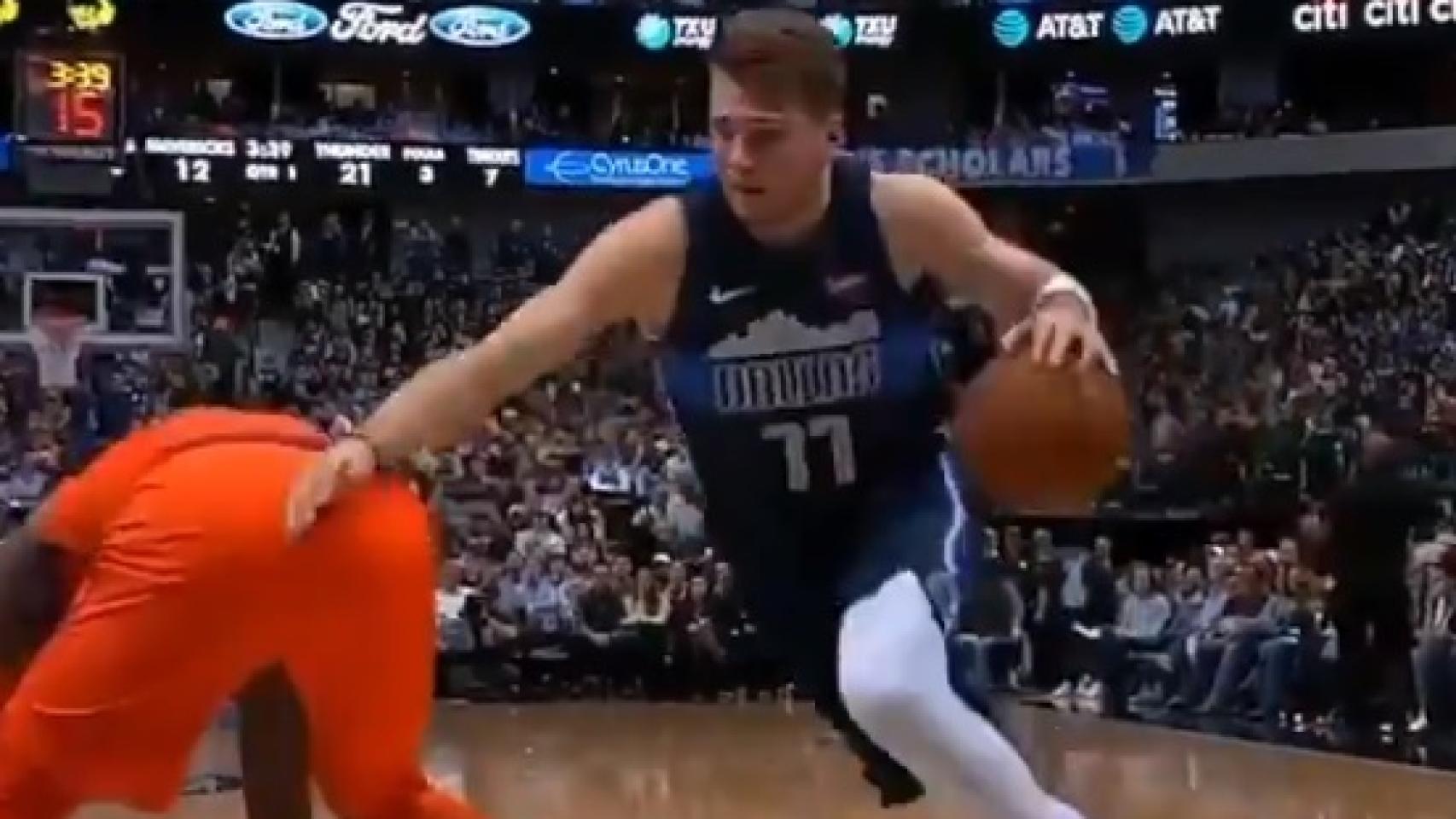 Luka Doncic entra a canasta tras dejar sentado a Paul George