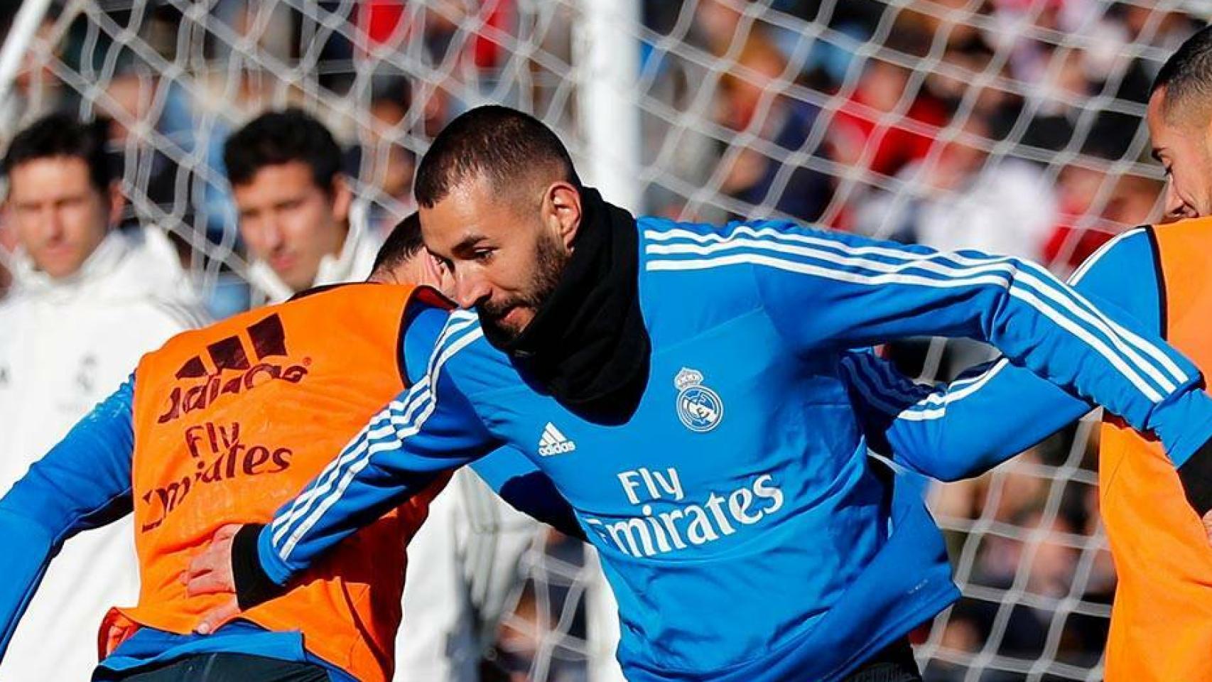 Benzema intenta superar a la defensa