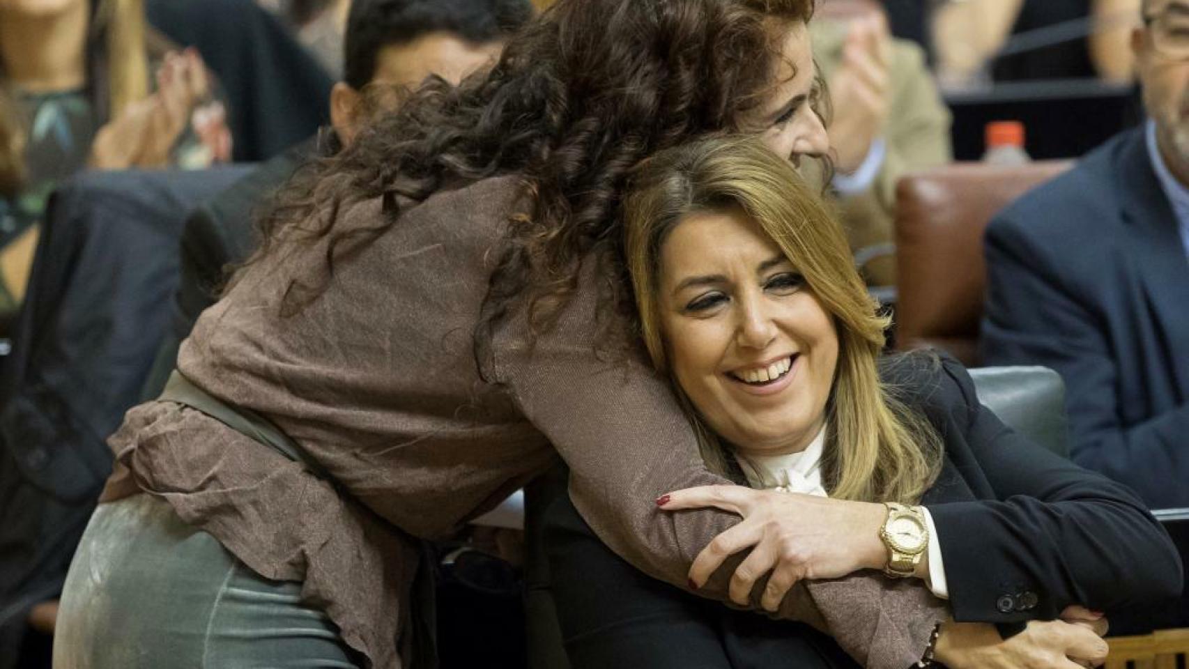 María Jesús Montero, hoy ministra y entonces consejera de Hacienda, con Díaz en el Parlamento de Andalucía.