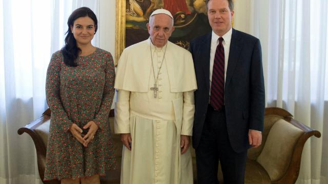 Greg Burk y Paloma García Ovejero, junto a Francisco I.