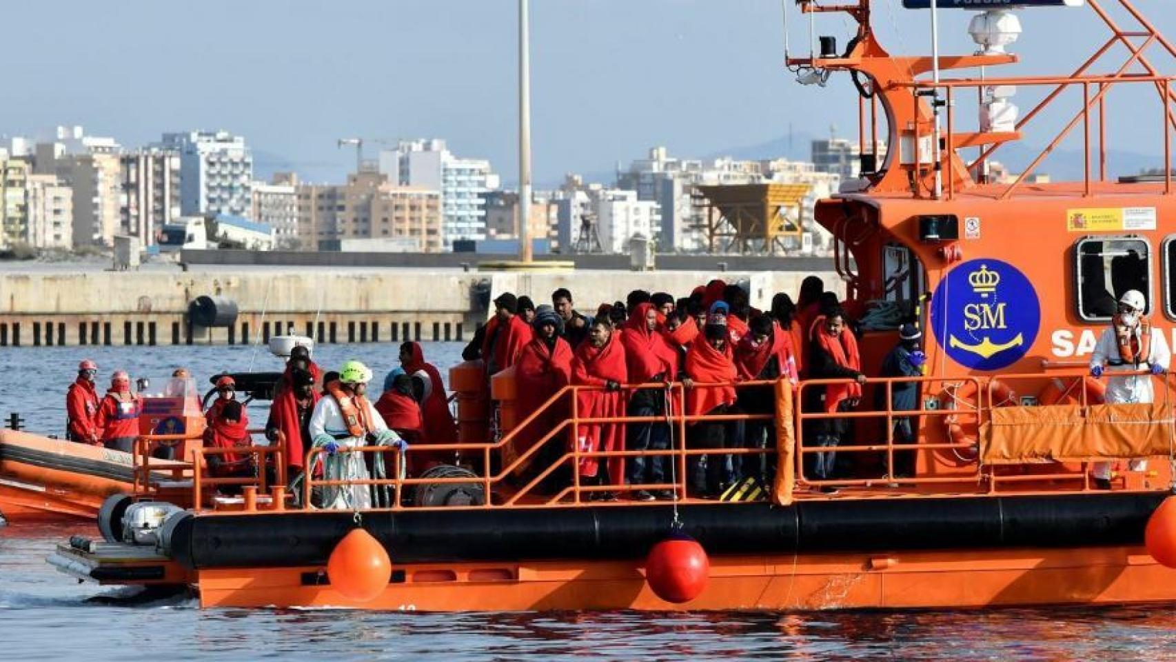 Inmigrantes rescatados por Salvamento Marítimo en una imagen de archivo.