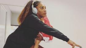 Serena Williams estirando con su hija en brazos. Foto: Instagram (@serenawilliams)