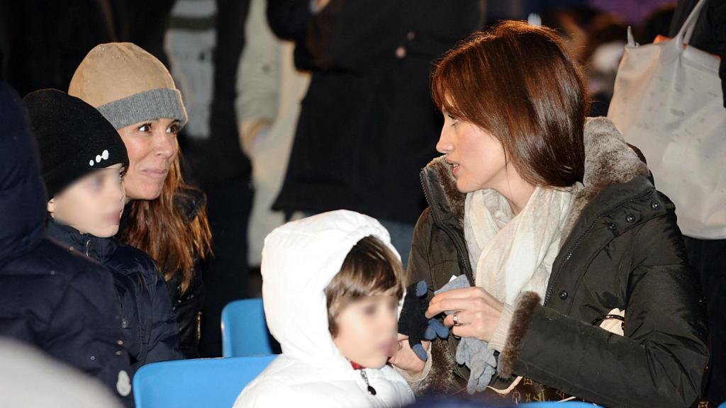 Lydia Bosch y Nieves Álvarez con sus respectivos hijos en la Cabalgata del año 2011