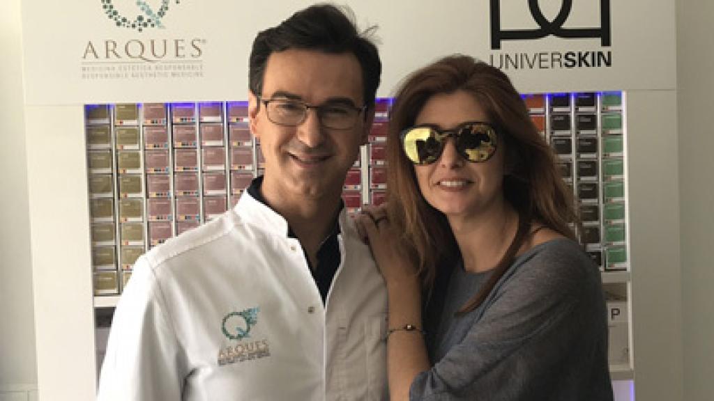 El doctor Arques junto a la presentadora de televisión Patricia Betancourt.