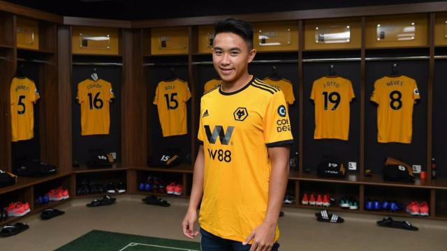 David Wang en su presentación con el Wolverhampton inglés