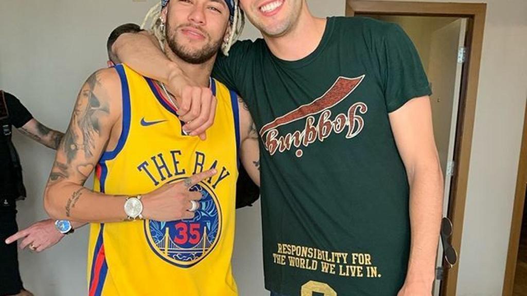 Neymar junto al exfutbolista Kaká