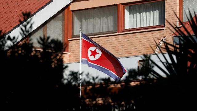 Bandera norcoreana en la embajada del país en Roma.