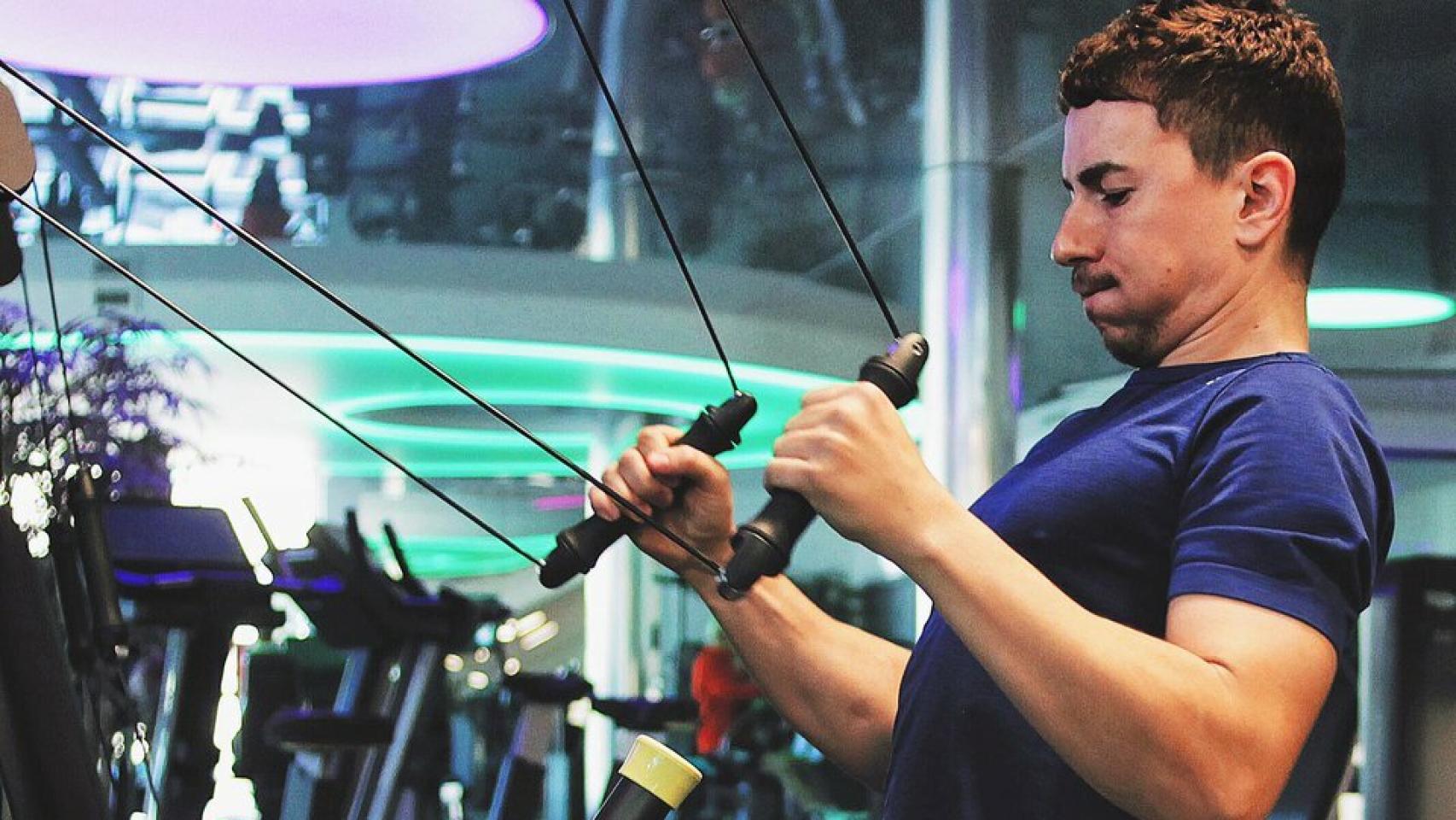 Jorge Lorenzo ejercitándose en el gimnasio. Foto: Twitter (@lorenzo99)