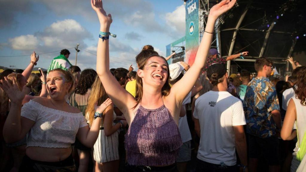 Una chica baila durante un concierto en el FIB.