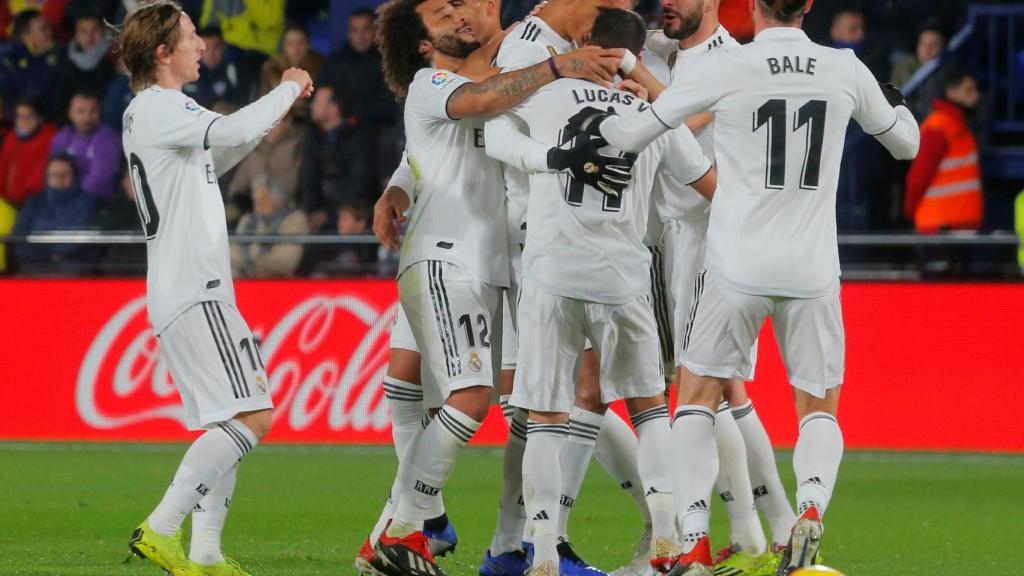 Los jugadores blancos celebran el gol de Varane