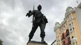 Estatua dedicada a Eloy Gonzalo en la Plaza de Cascorro, en Madrid.