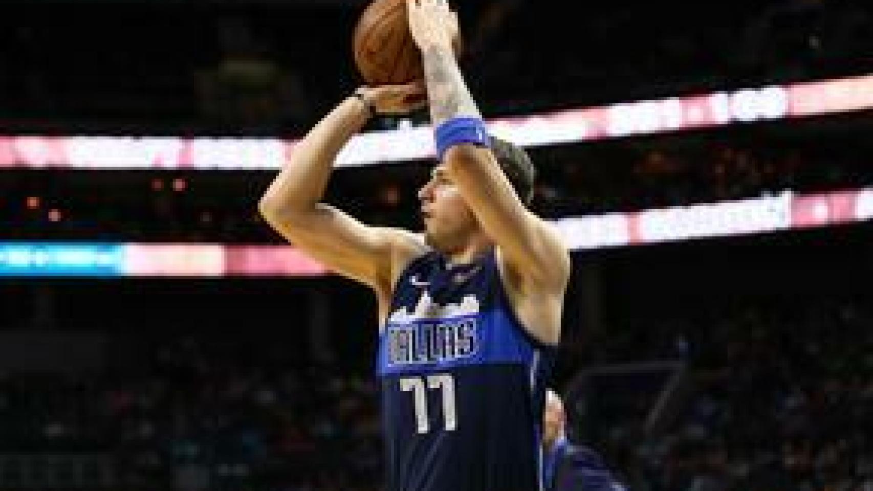 Luka Doncic durante el partido contra los Charlotte Hornets