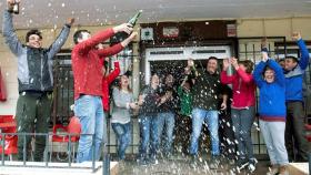 Algunos agraciados celebran el dinero ganado con la lotería en Moguer