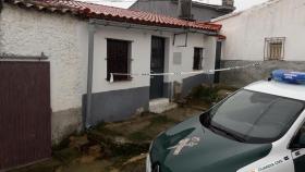Un vehículo de la Guardia Civil custodiando la vivienda en la que residía Bernardo Montoya, autor confeso del asesinato de Laura Luelmo.
