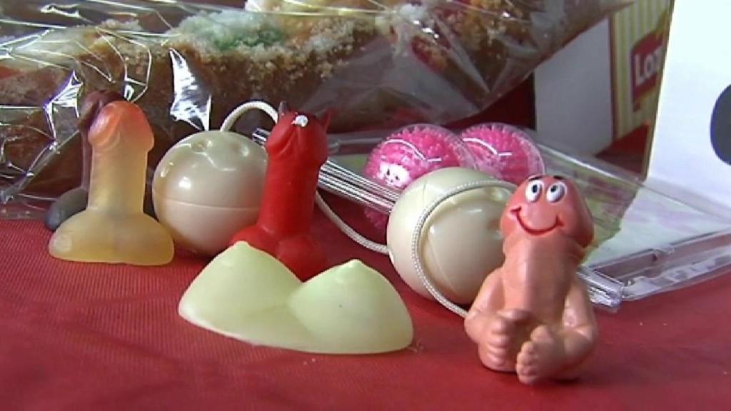 Bolas chinas, masajeadores, dados con posturas y numerosos juguetes eróticos se esconden en los roscones de Lorenzo Repostería Artesanal.