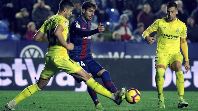 Disputa de un balón entre Levante y Girona