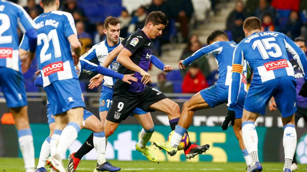 Carrillo lucha un balón ante varios jugadores del Espanyol