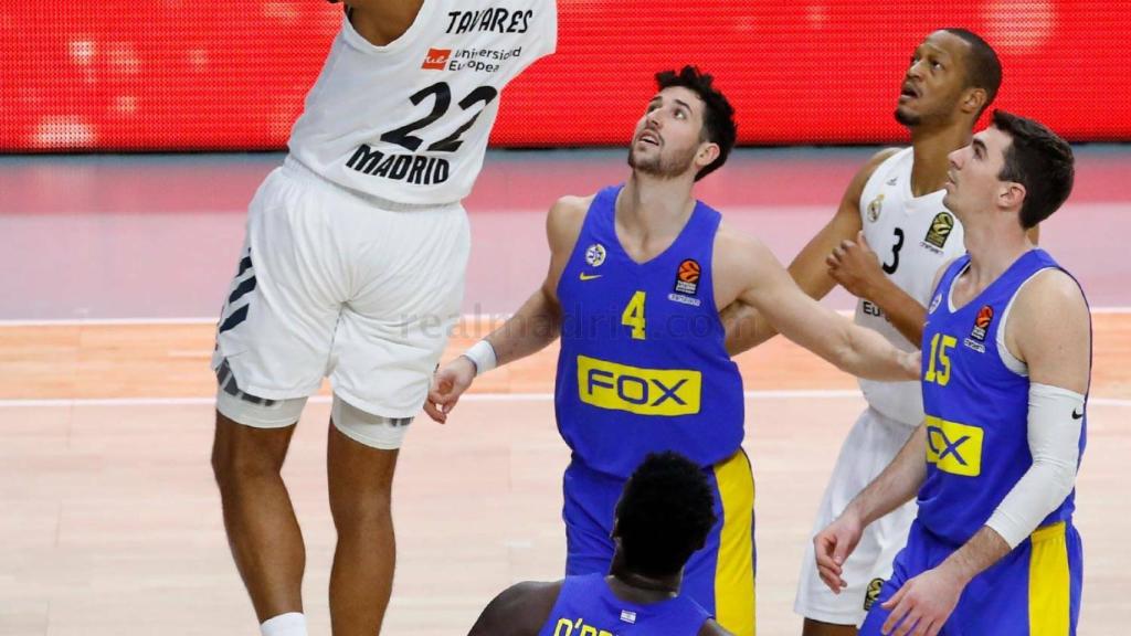 Tavares logra la canasta tras una gran acción de Llull