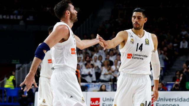 Rudy Fernández y Ayón celebran una canasta del Real Madrid