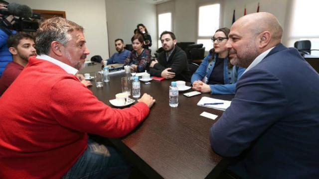 Un instante de la reunión. Foto: Óscar Huertas