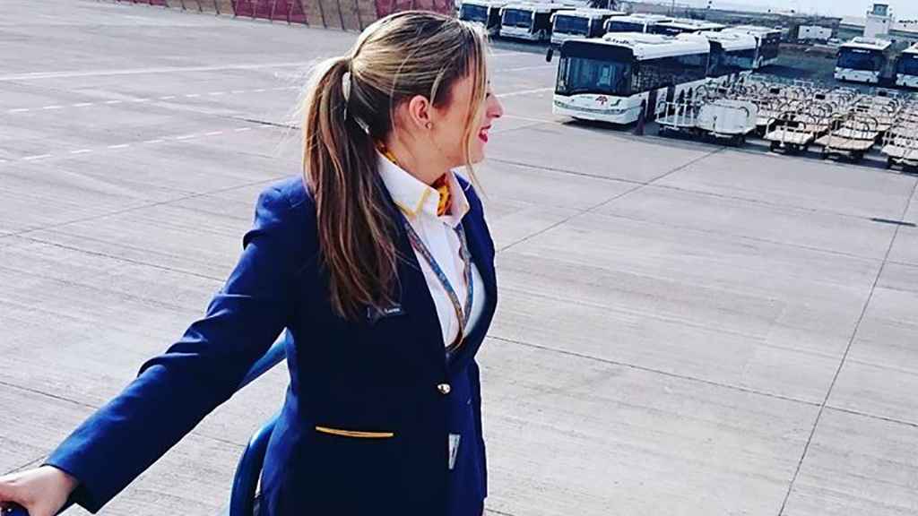 Una azafata de Ryanair a las puertas de un avión.
