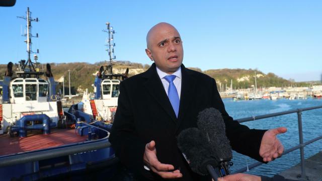 Sajid Javid habla a los medios tras su reunión con la Fuerza Fronteriza Británica a bordo del buque HMC Searcher.