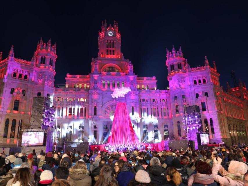 Cabalgata de Reyes Magos con el ayuntamientos de Madrid al fondo.