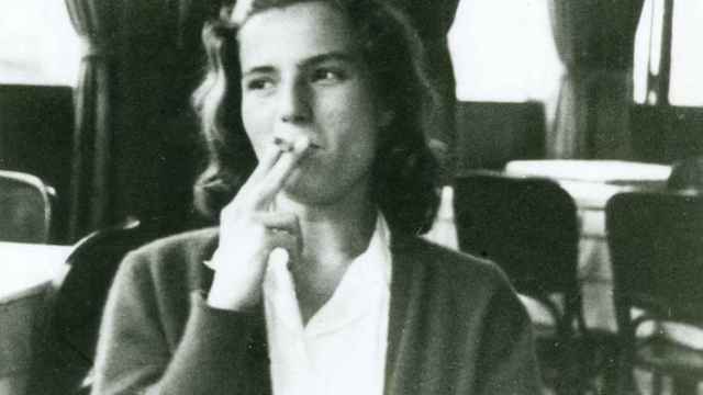 Carmen Laforet, fumando un cigarro de joven.