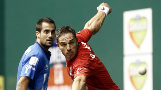 Onaitz Bengoetxea y Aimar Olaizola en un partido en el frontón de Labrit (Pamplona)