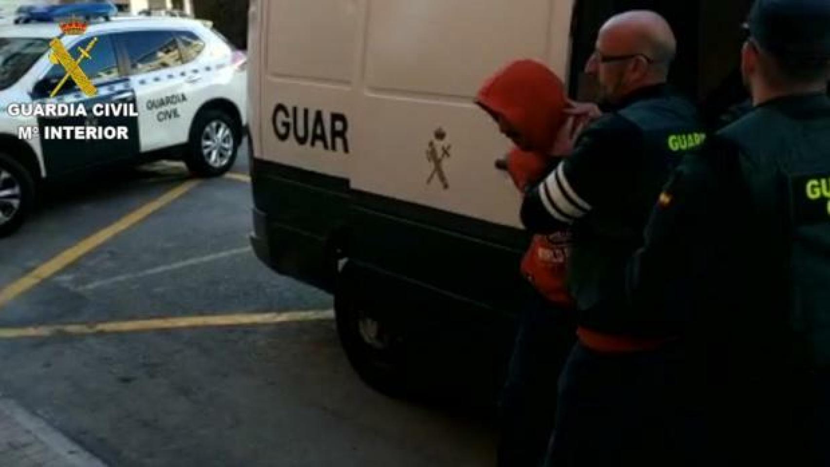 Momento en el que la Guardia Civil traslada al juzgado a uno de los cuatro detenidos.