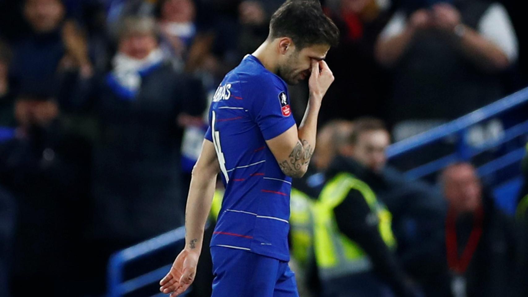 Cesc Fàbregas, emocionado en su último partido con el Chelsea al ser sustituido